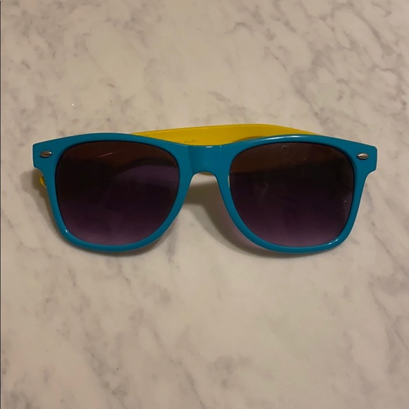 LAST CHANCE Wayfarer Sunglasses - Picture 5 of 5